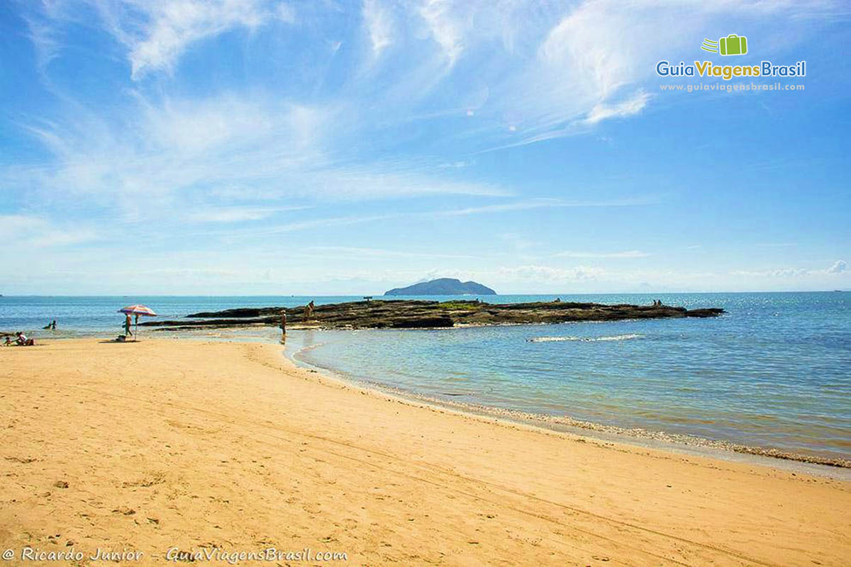 Imagem de uma grande pedra na Praia Tartaruga.