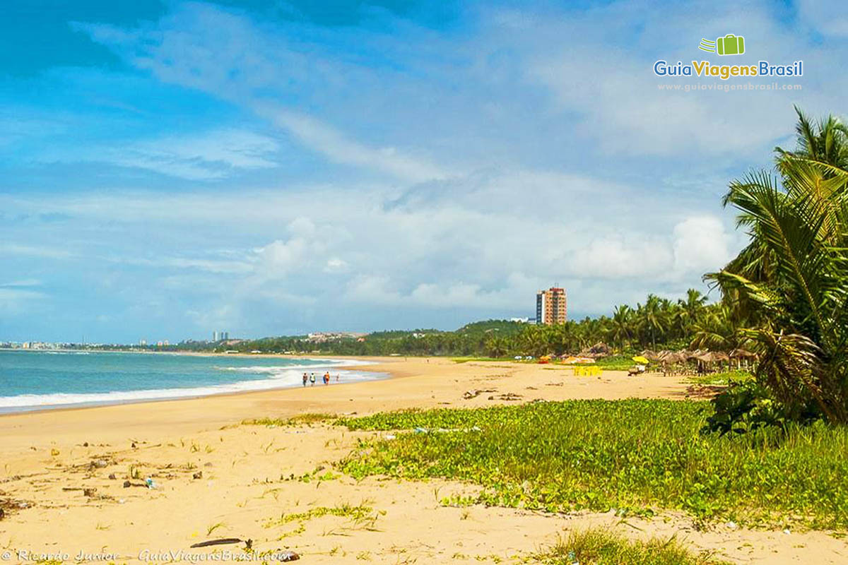 Imagem da extensão da Praia Guaxuma.