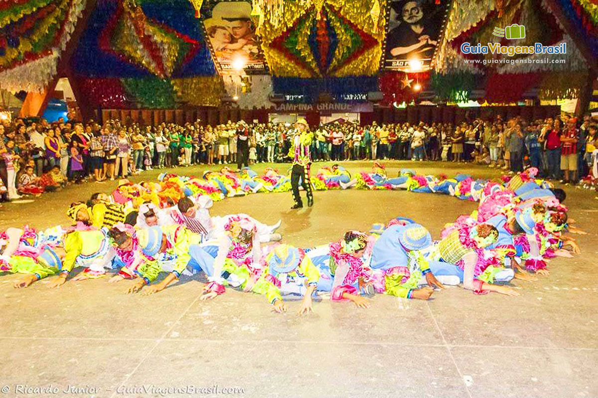 Imagem do circulo na quadrilha. Uma grande festa na Paraíba.