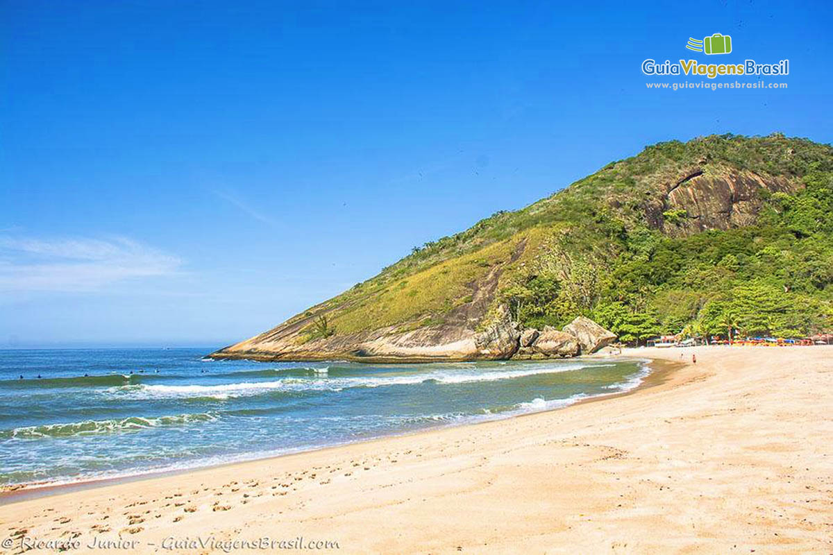 Imagem Praia Grumari, ideal para prática de surf.