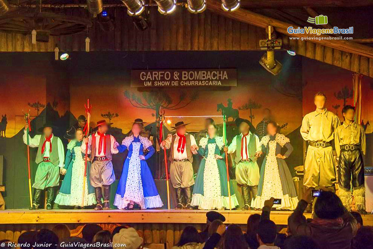 Imagem de todos os dançarinos no palco.