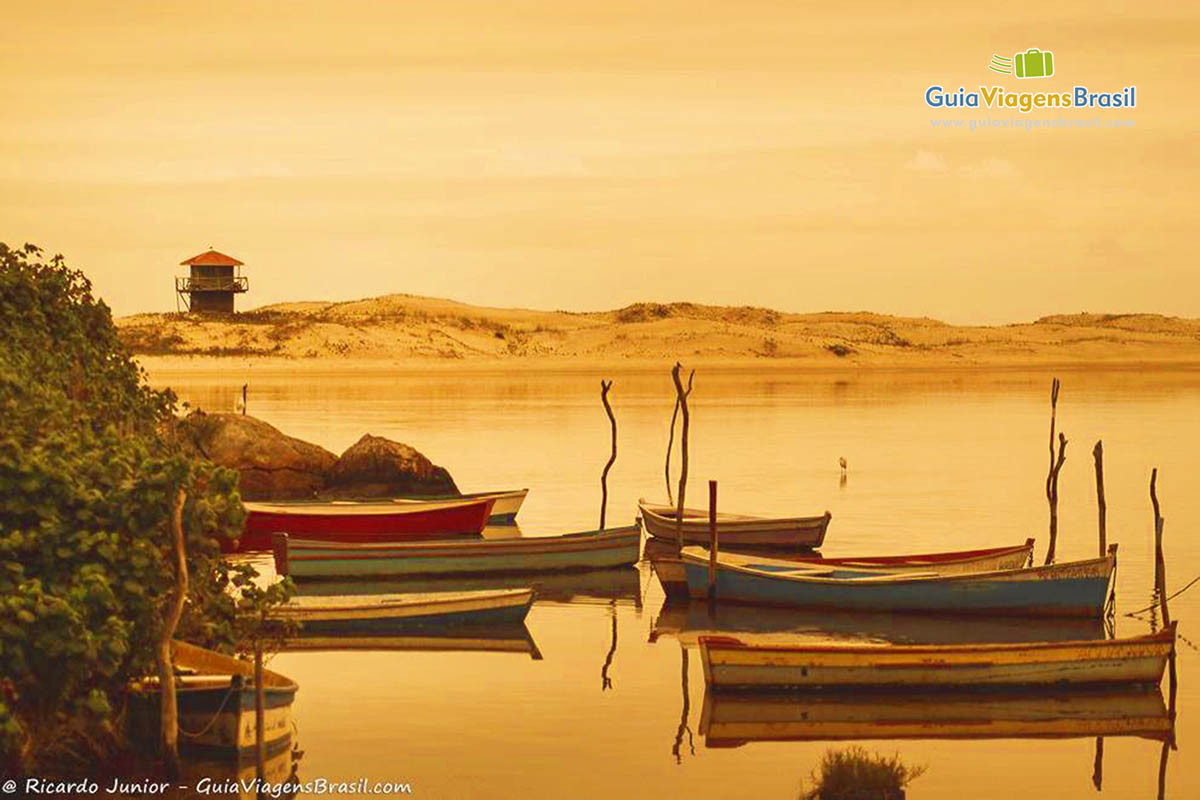 Imagem de barcos de pescadores na Guarda do Embaú.