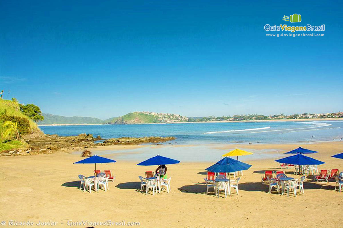 Imagem de vários guarda sol na areia da Praia de Geribá.