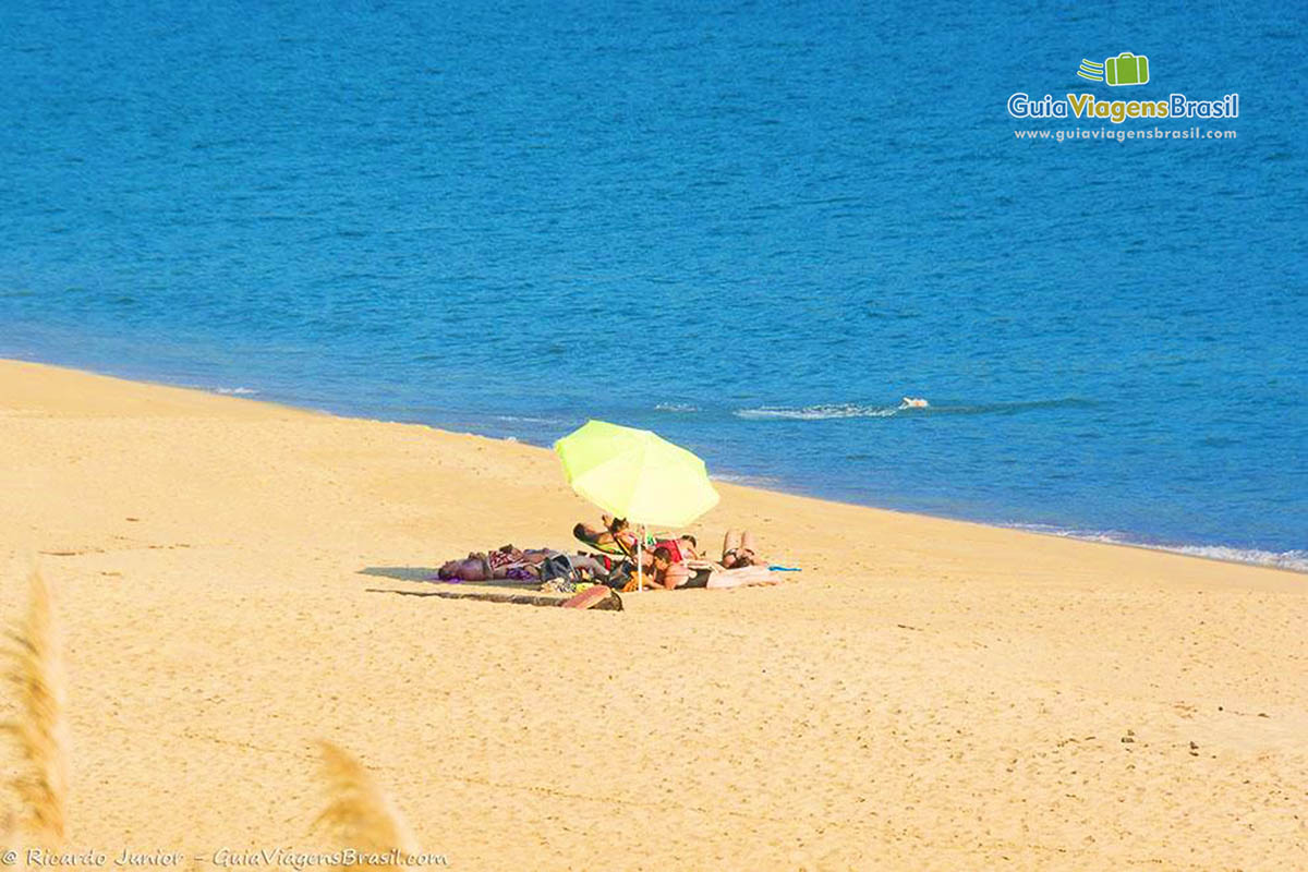 Imagem de um guarda sol nas areias da Praia Boiçucanga.
