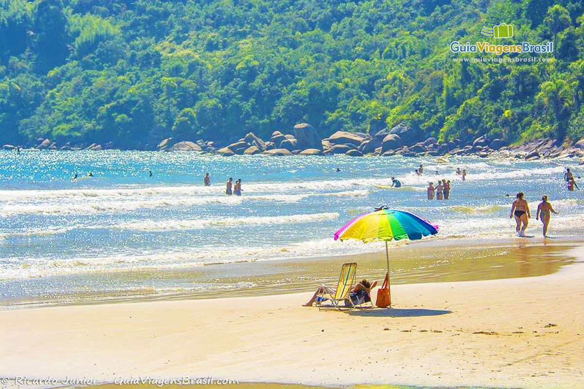 Imagem de pessoas na Praia da Conceição.