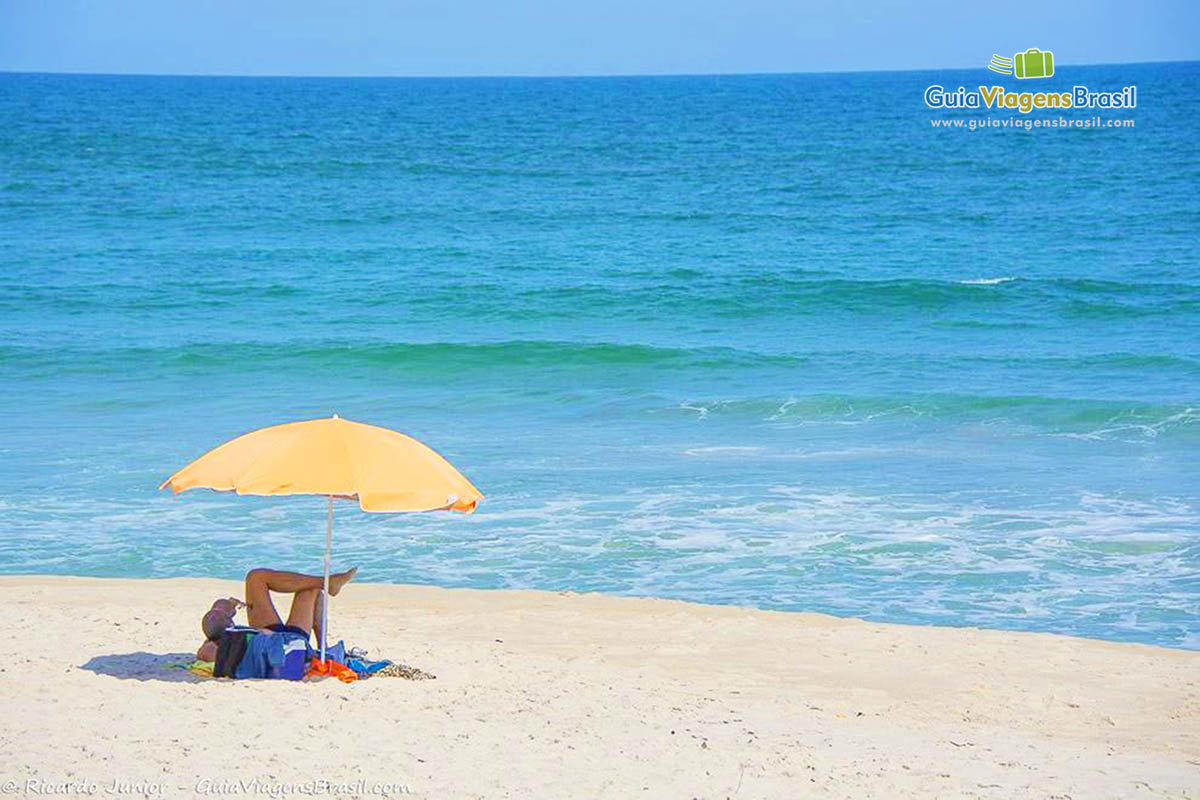 Imagem de guarda sol amarelo na Praia Jureia.