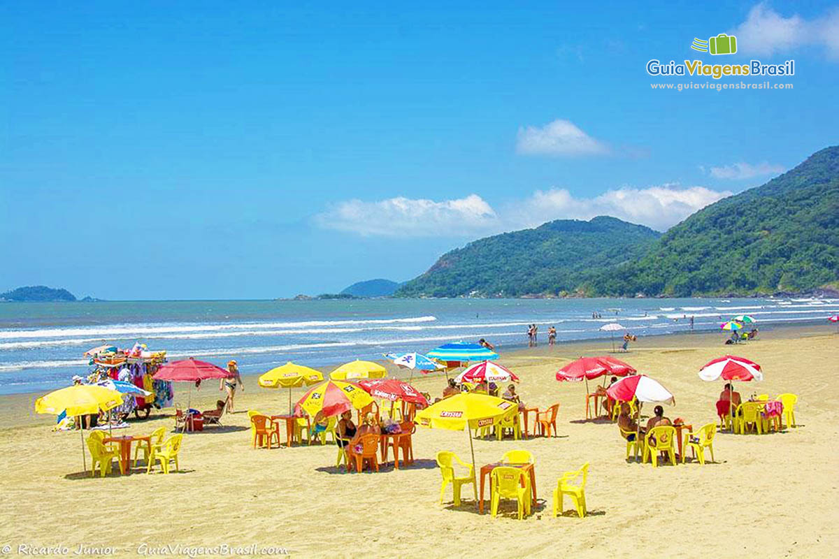 Imagem de guarda sol coloridos na Praia de Peruíbe.