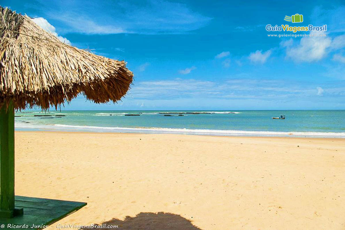 Imagem do guarda sol de sapê na linda Praia em Maceió.