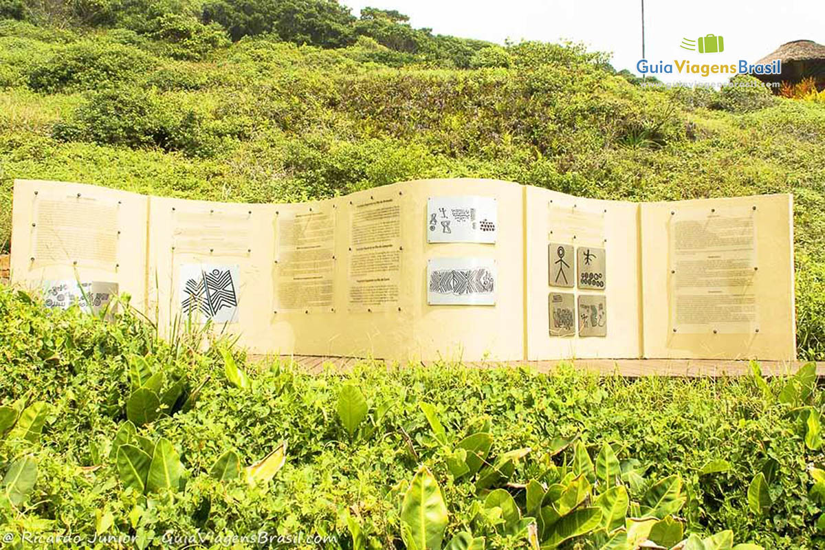 Imagem de painel  contando história da Praia do Santinho.