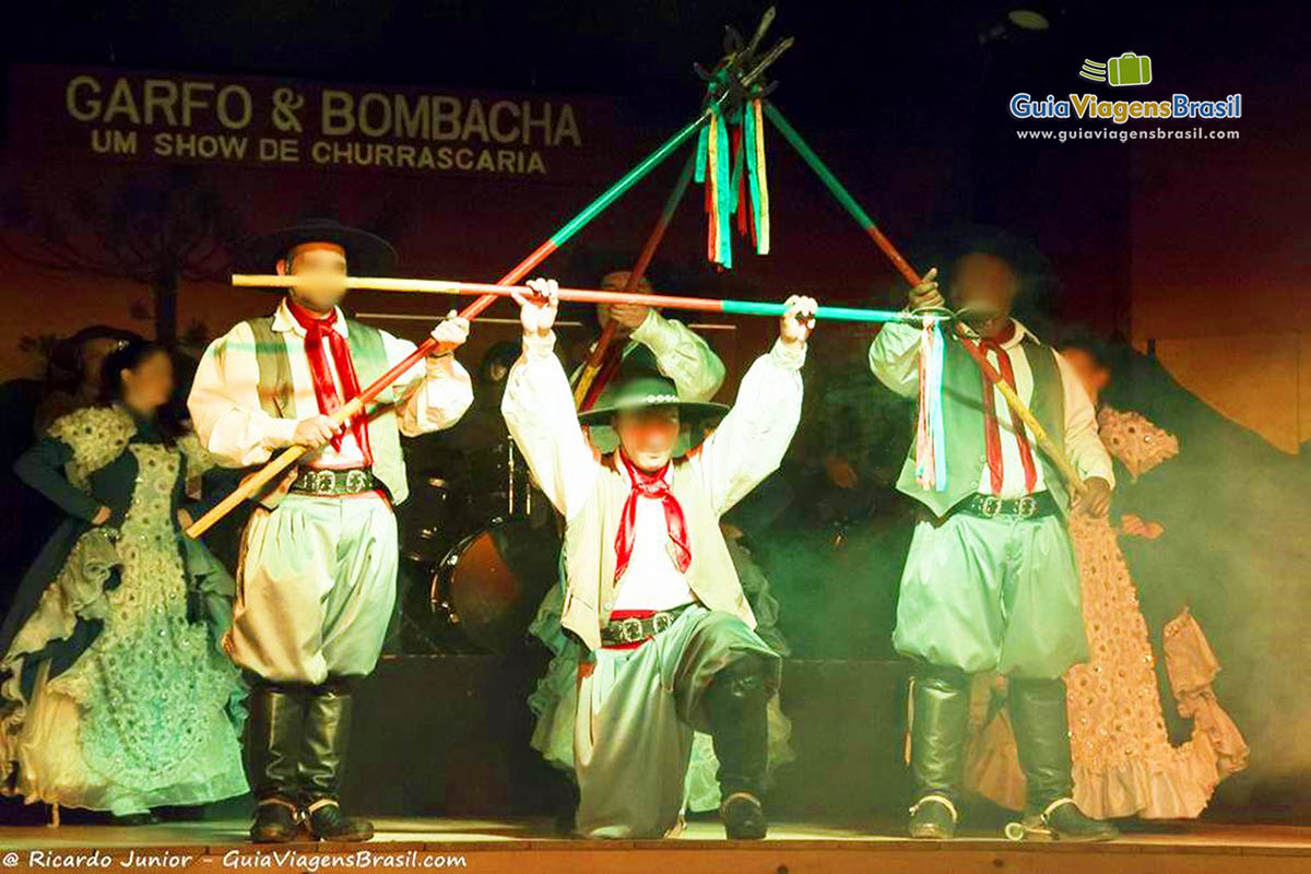 Imagem dos homens dançando bombacha.