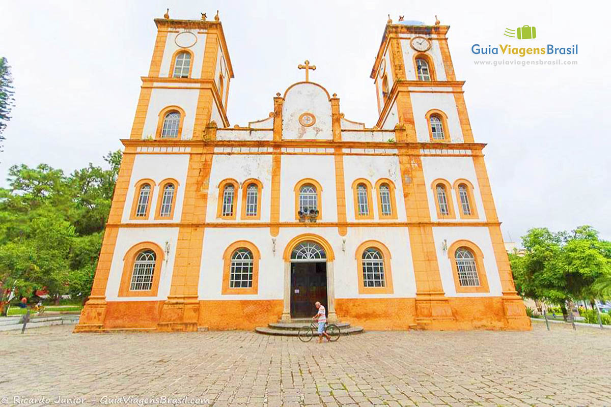 Imagem da fachada da Igreja de São Francisco do Sul.