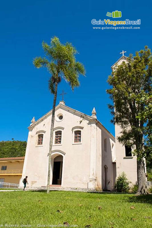 Imagem da fachada da Igreja Matriz de Porto Belo.