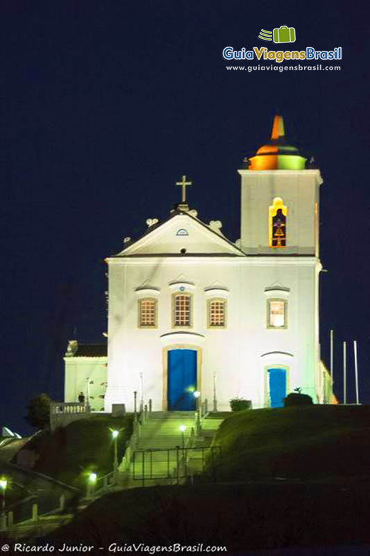 Imagem da igreja iluminada da Praia da Vila em Saquarema.