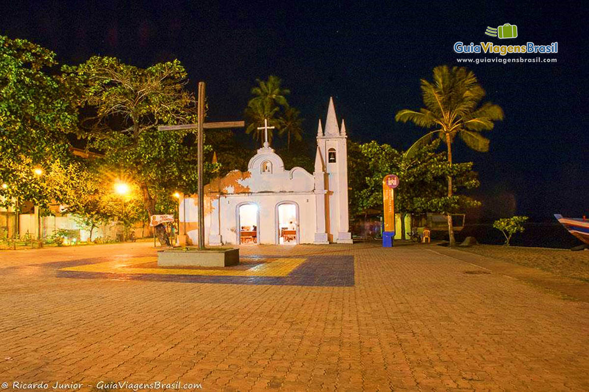 Imagem de uma igreja iluminada na Praia do Forte.