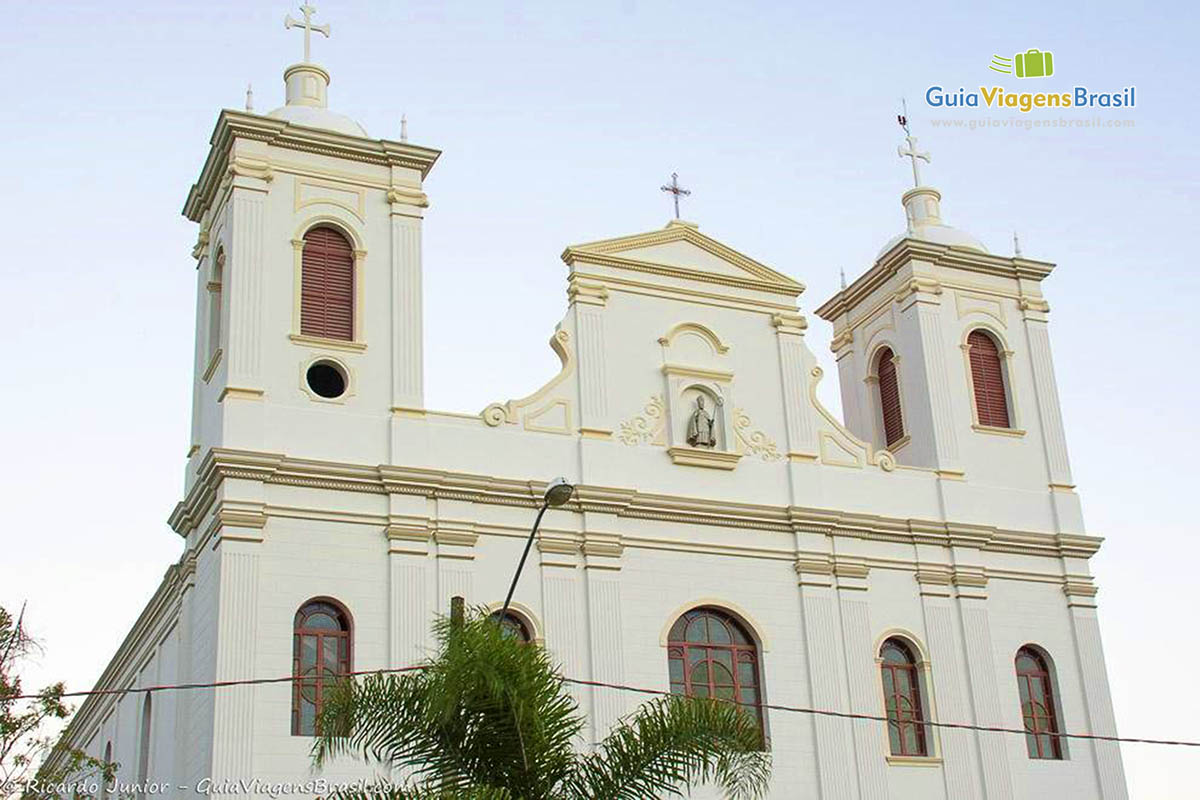 Imagem da igreja reconstruída, após enchente devastadora de 2009.