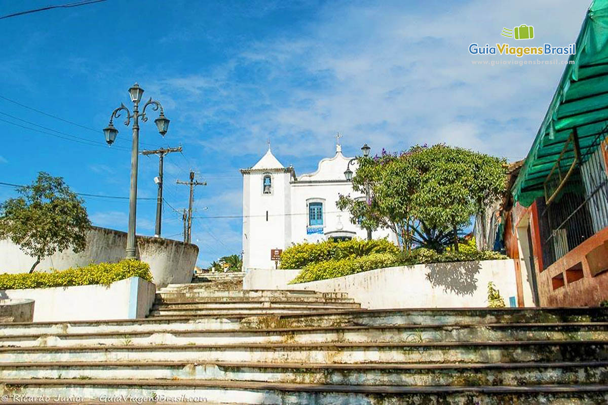 Imagem das escadarias e da Igreja São Miguel Arcanjo.