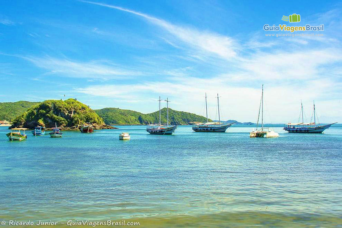 Imagem de barcos no mar e a Ilha Cabloco.