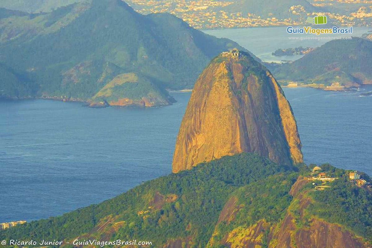 Imagem aproximada do Morro Pão de Açucar, vista do Corcovado.