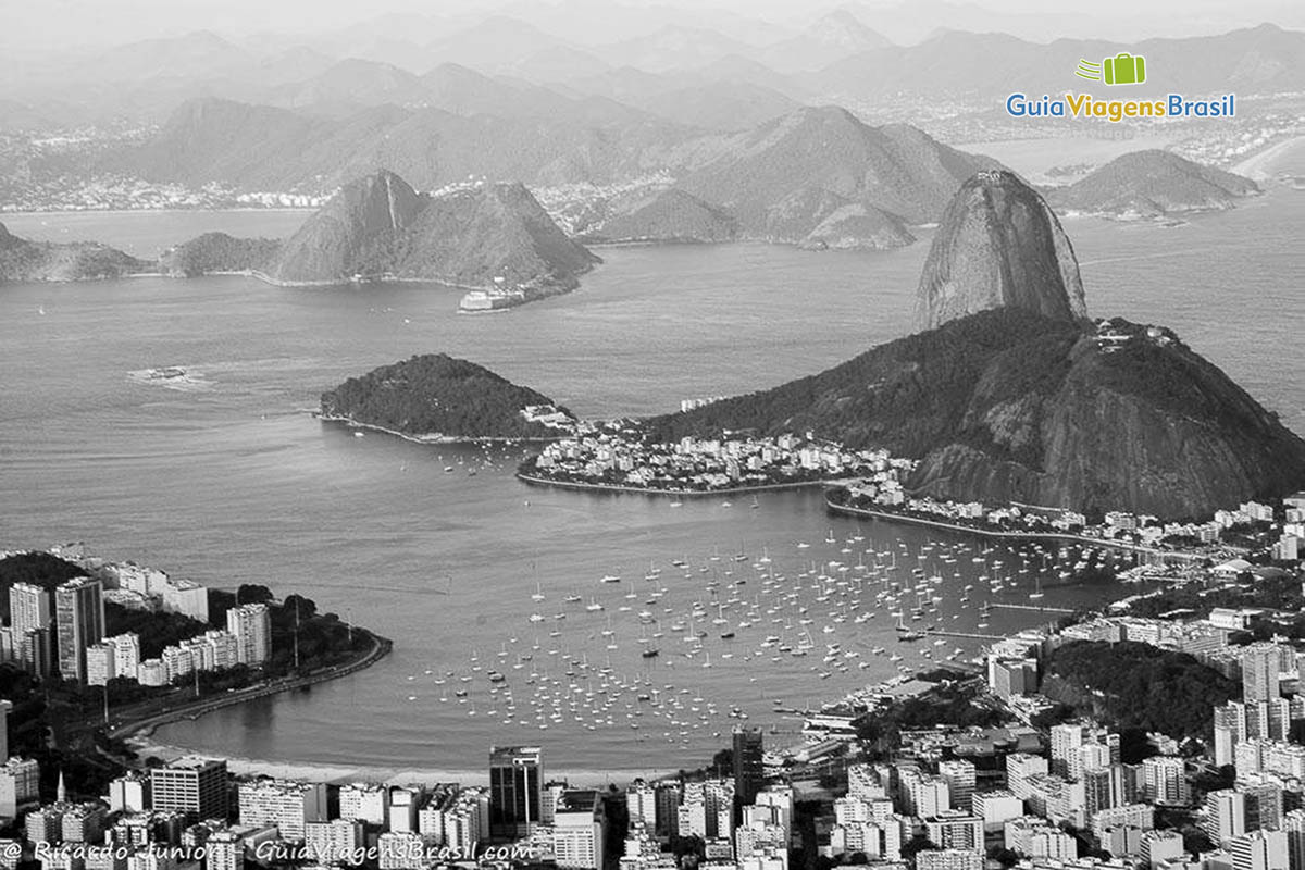 Imagem preto e branco da linda vista de temos do alto do Corcovado.