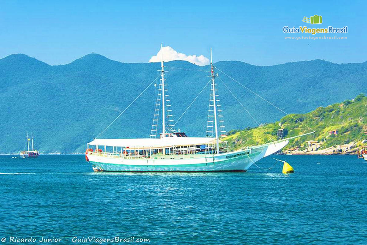 Imagem de lindo barco navegando na Praia dos Anjos.