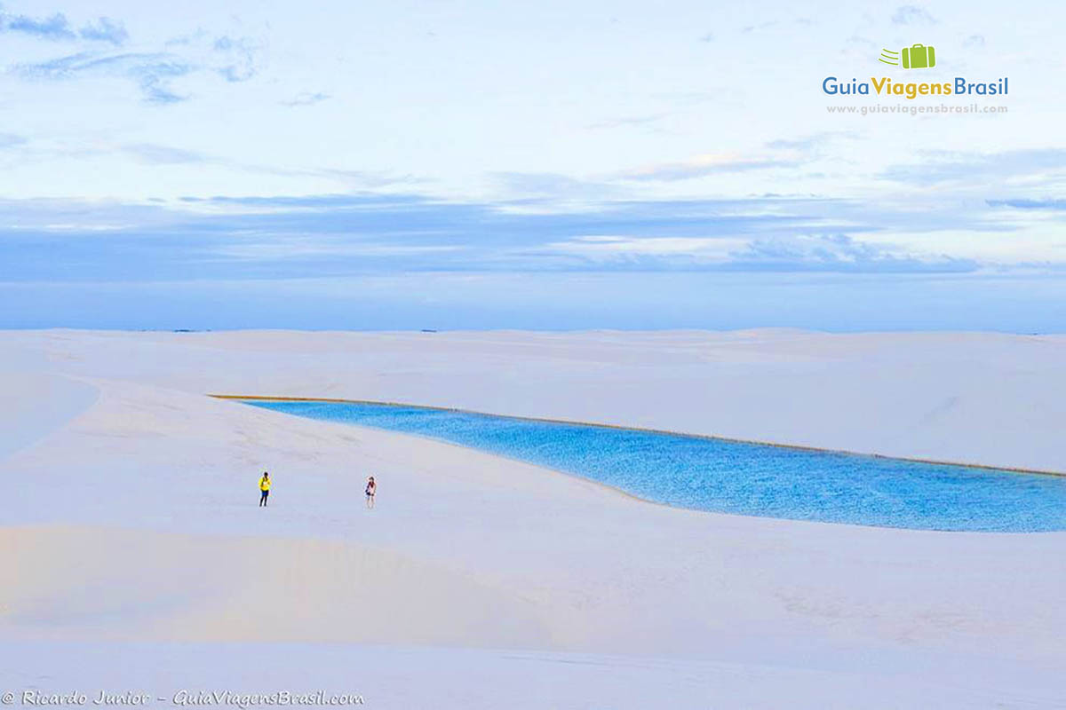 Imagem de casal próximo as águas azuis do Circuito Lagoa Azul.