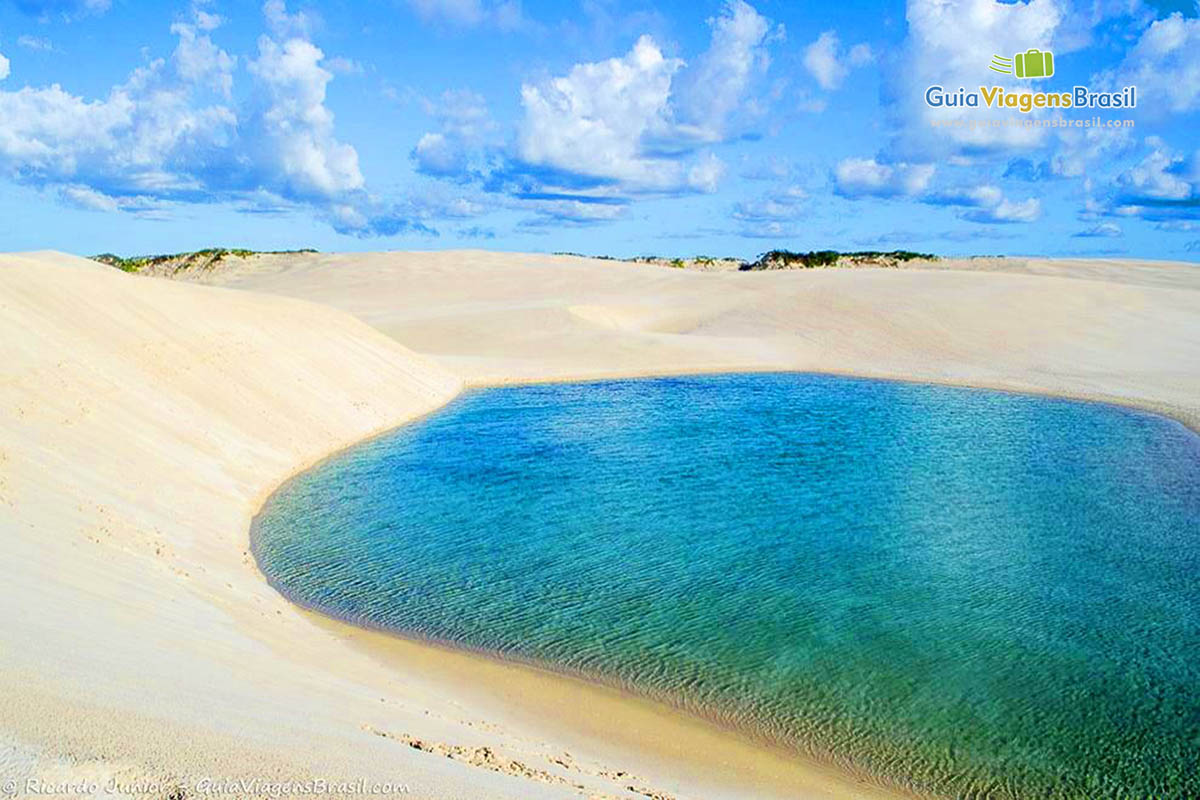 Imagem da vegetação, dunas e águas azuis, combinação mais que linda.