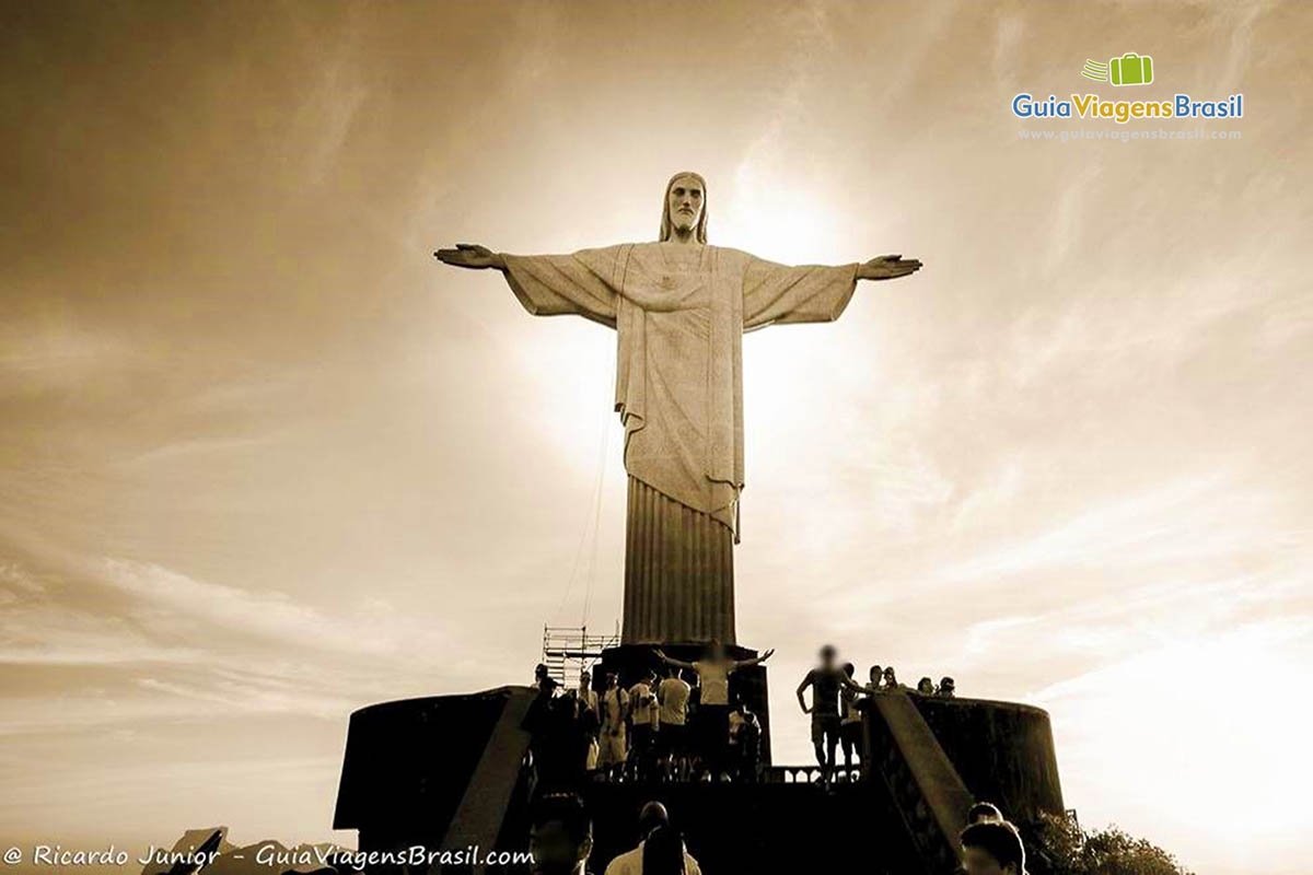 Imagem em preto e branco do Cristo Redentor.