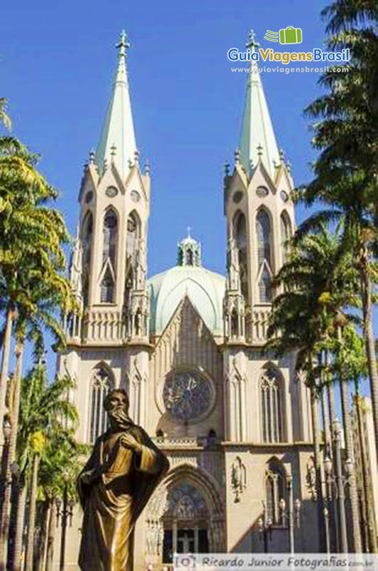 Imagem da Catedral da Sé, religiosidade e beleza na cidade de São Paulo.