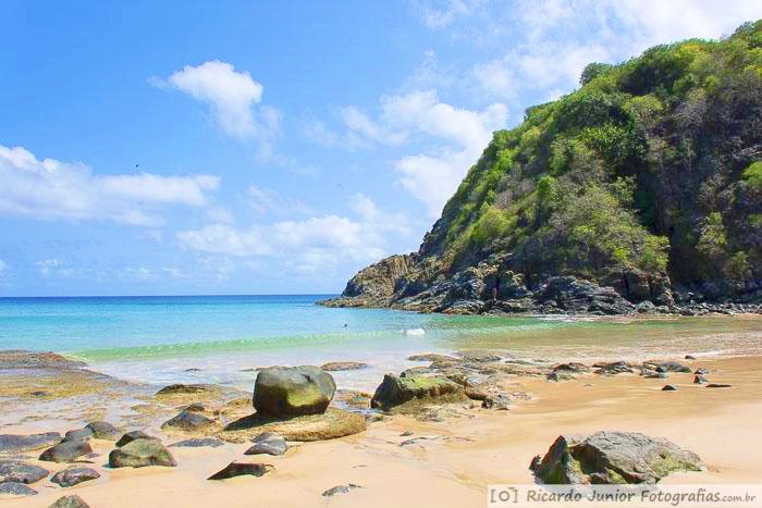 Imagem das pedras na beira do mar, na Praia do Cachorro, em Fernando de Noronha, Pernambuco, Brasil.