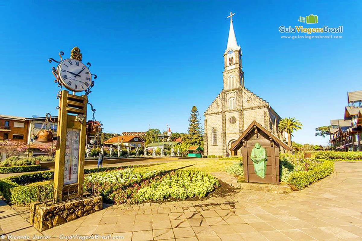 Imagem da charmosa praça com a Igreja de São Pedro.