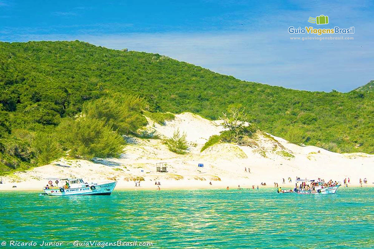 Imagem de pessoas chegando na Ilha do Farol.