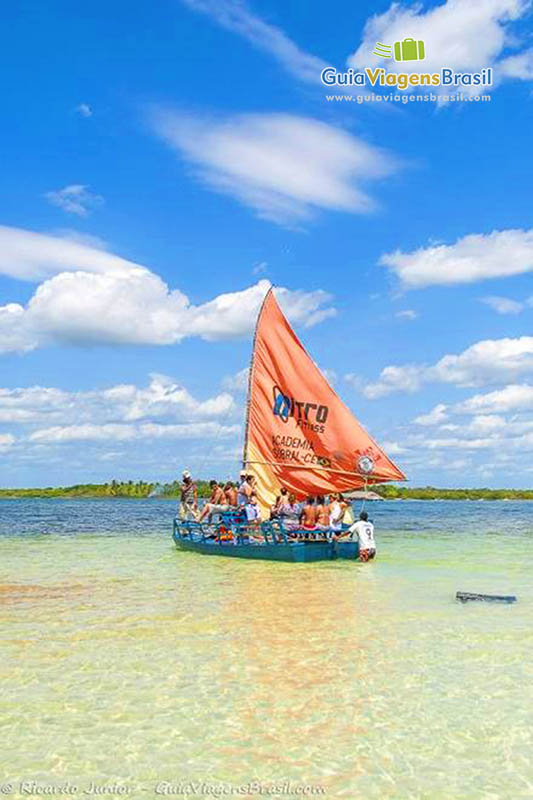 Imagem de um barco levando turistas para passeio na Lagoa Azul.