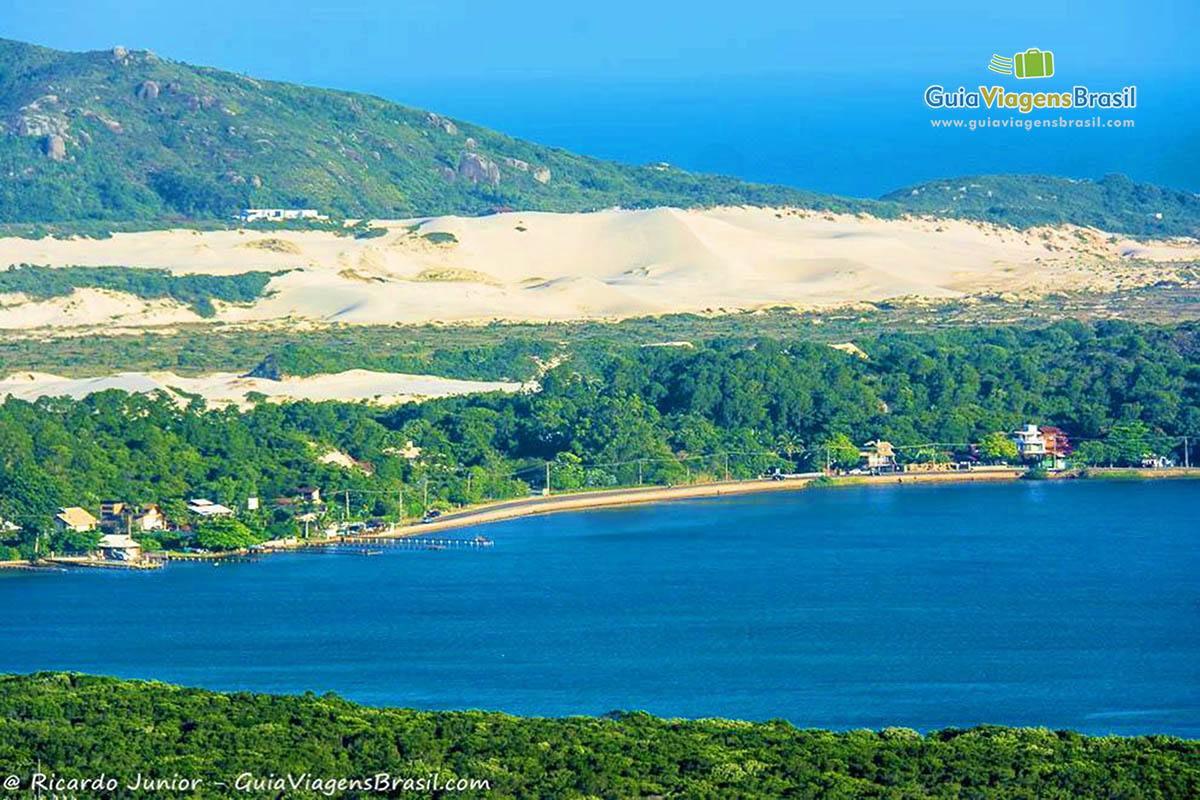 Imagem das águas azuis da Lagoa da Conceição.