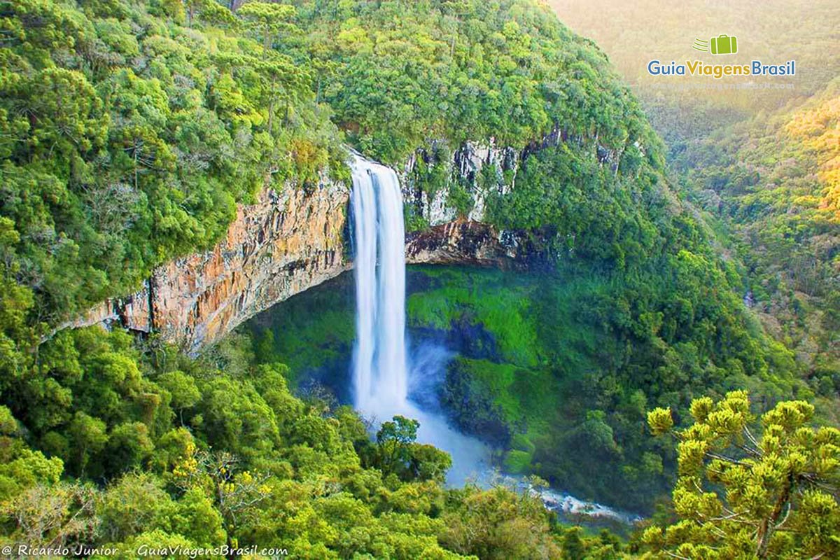 Imagem das águas da cachoeira descendo pelo morro.