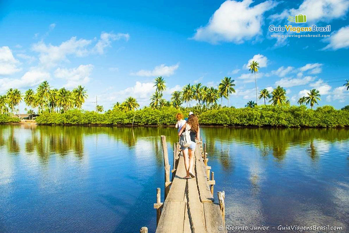 Imagem da passarela do Rio Tatuamunha em Porto de Pedras, Alagoas