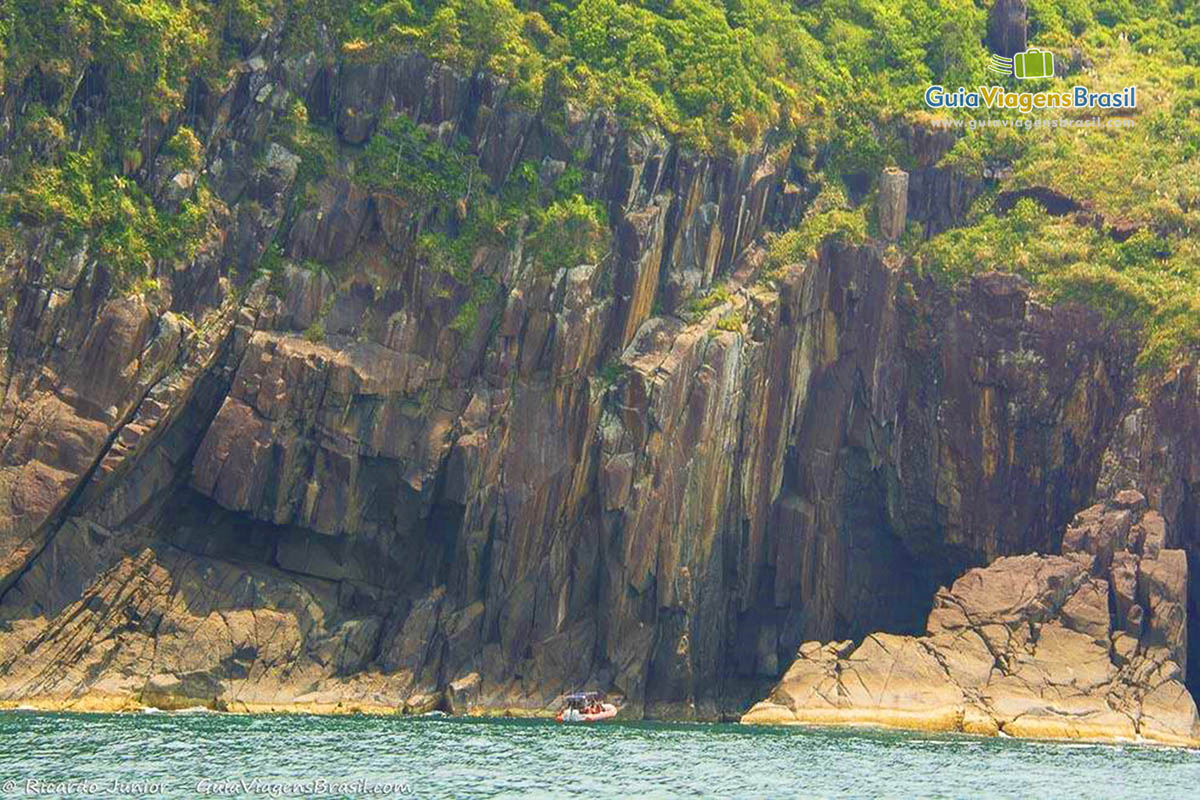 Imagem das águas transparentes de Ilhabela.