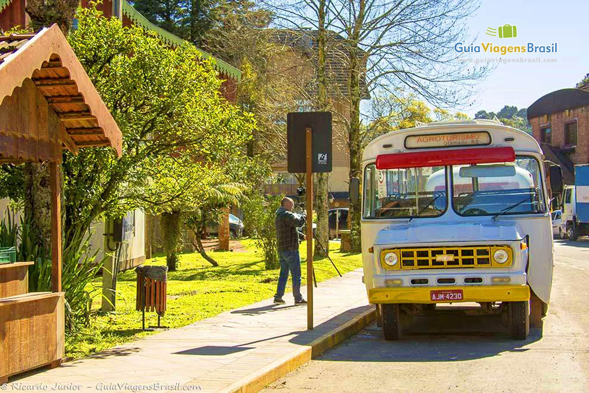 Imagem do ônibus do agroturismo de Gramado.