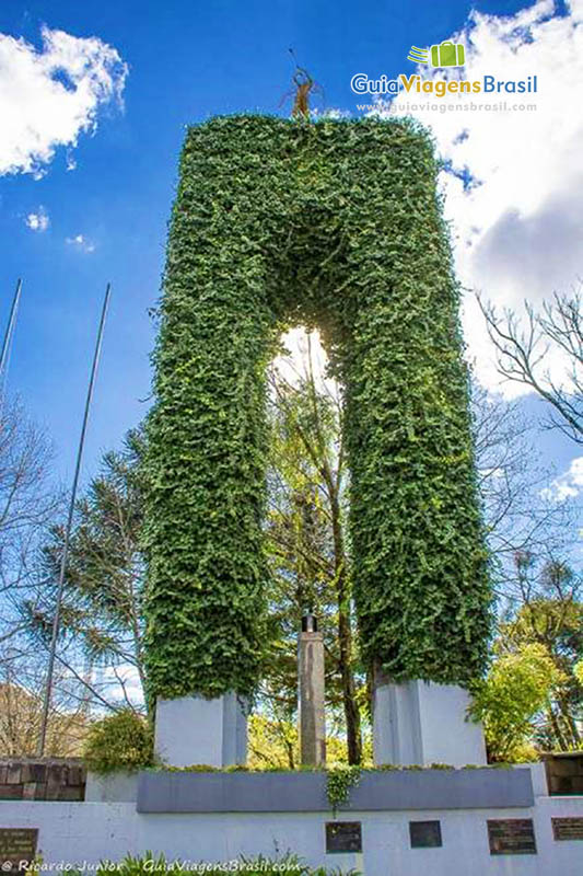 Imagem de uma obra de arte no meio da Praça da República.