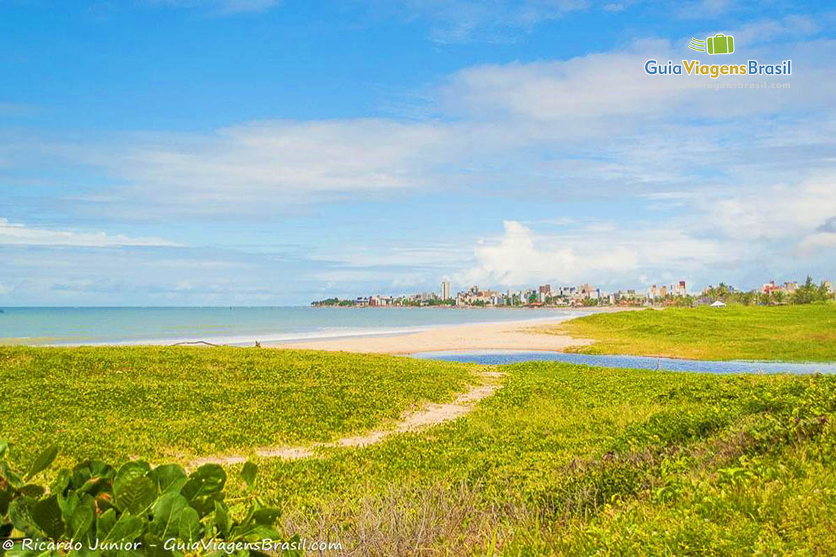 Imagem da Praia Bessa e ao fundo os poucos prédios que possui na orla.