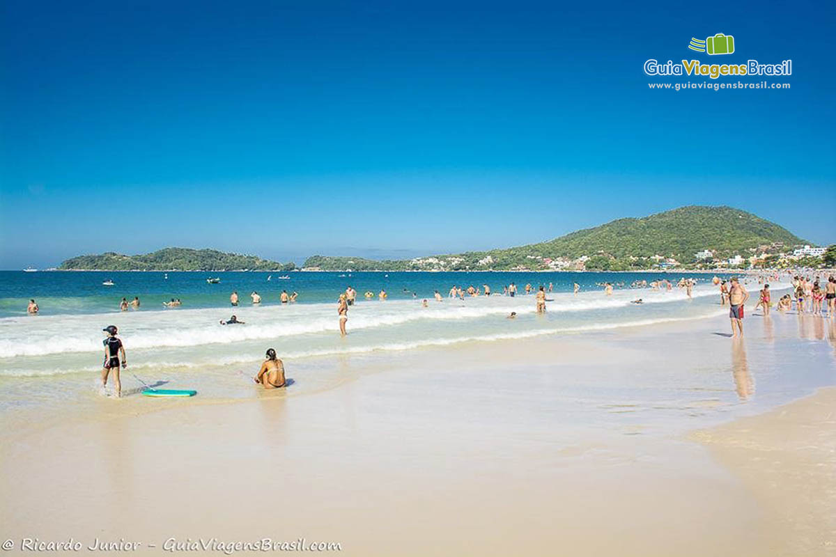 Imagem da famosa Praia Bombinhas.