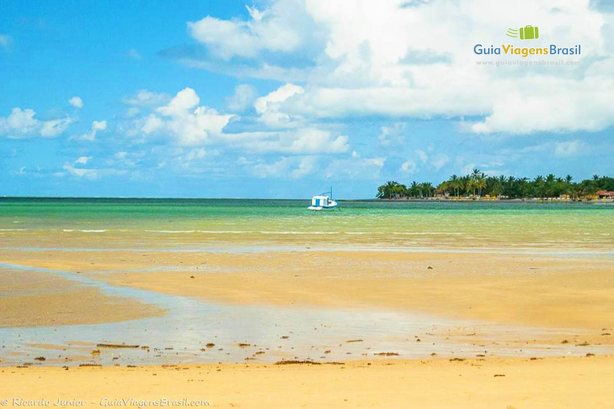 Imagem do mar encantador na Praia de Coroa Vermelha.