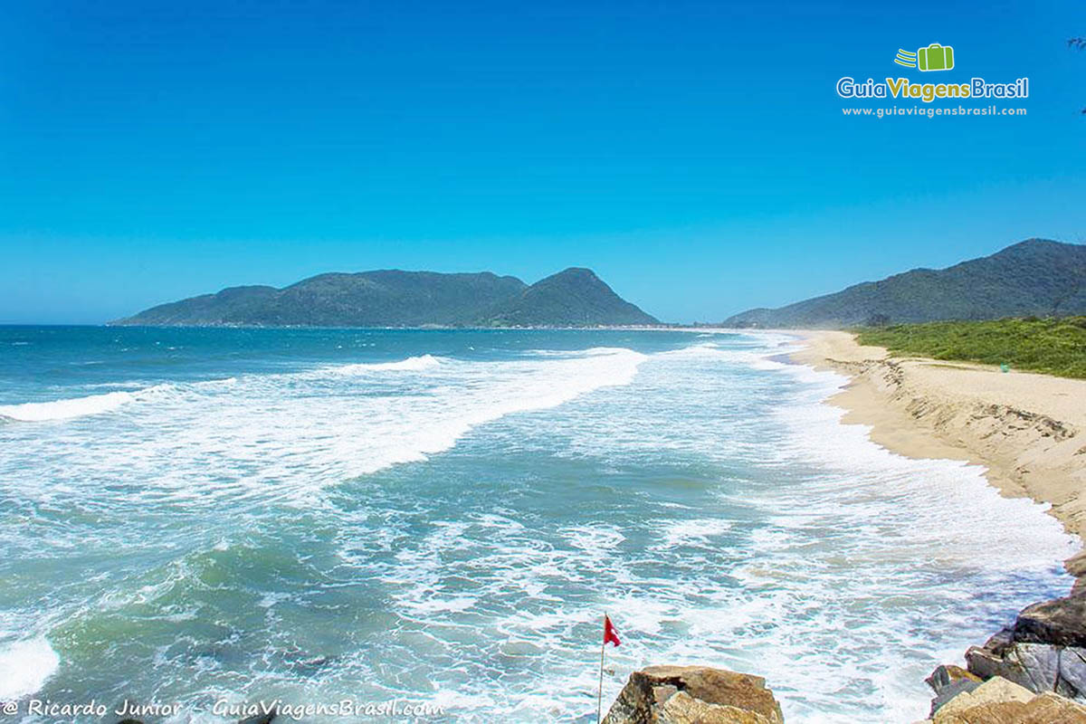 Imagem do azul encantador do mar da Praia Armação.