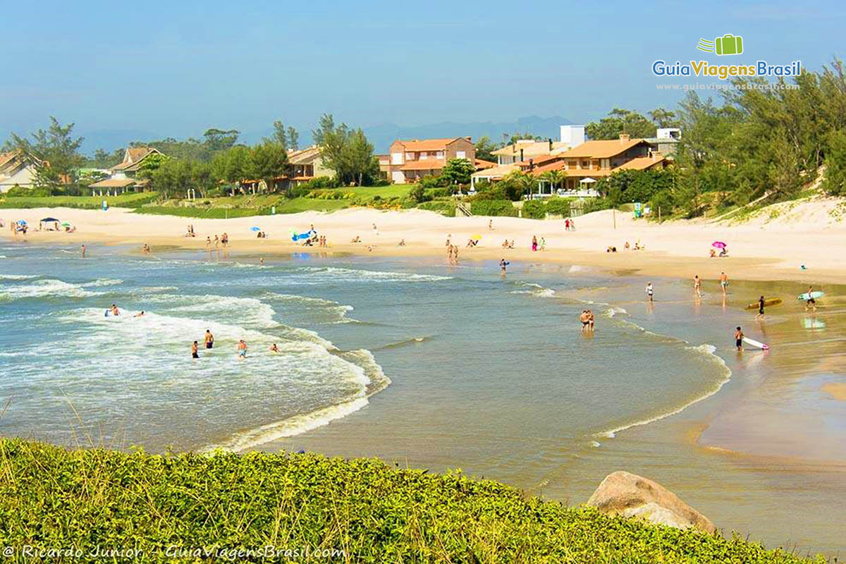 Imagem do alto da linda praia.