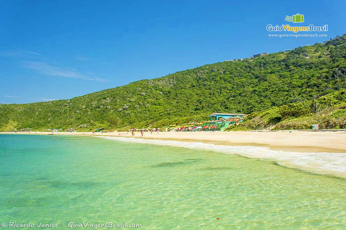 Imagem da beleza natural da Praia do Forno.