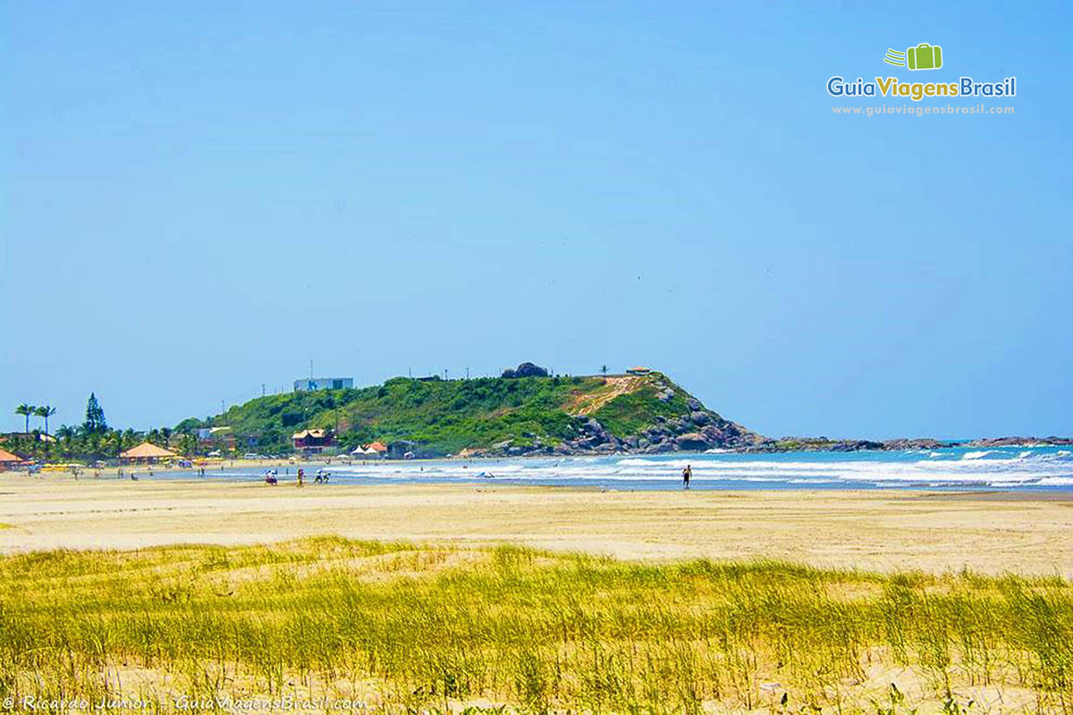 Imagem do morro e pedras da Praia de Itanhaem.