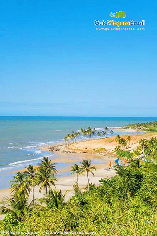 Imagem do mar azul e lindo da Praia Lagoinha.