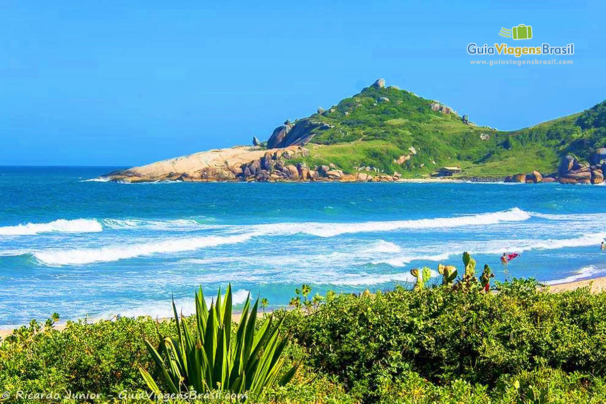 Imagem do mar azul da Praia Mole.