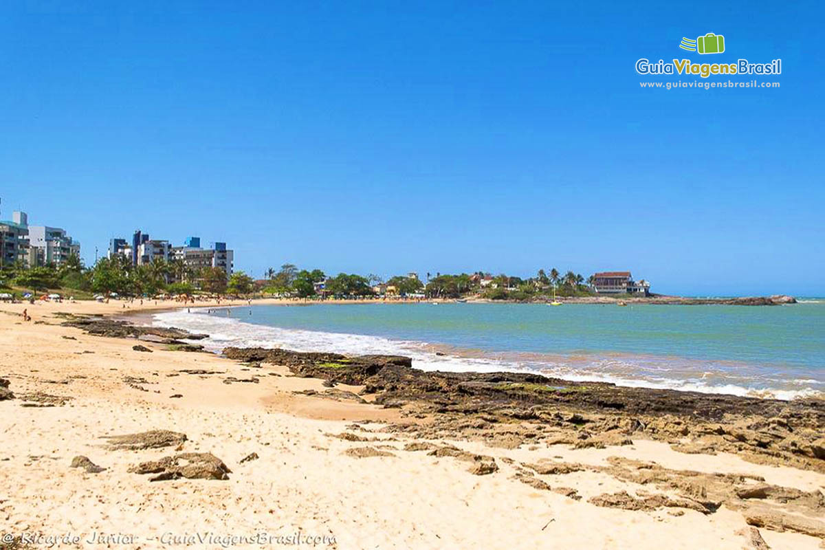 Imagem da linda Praia de Peracanga, com tom de mar maravilhoso.