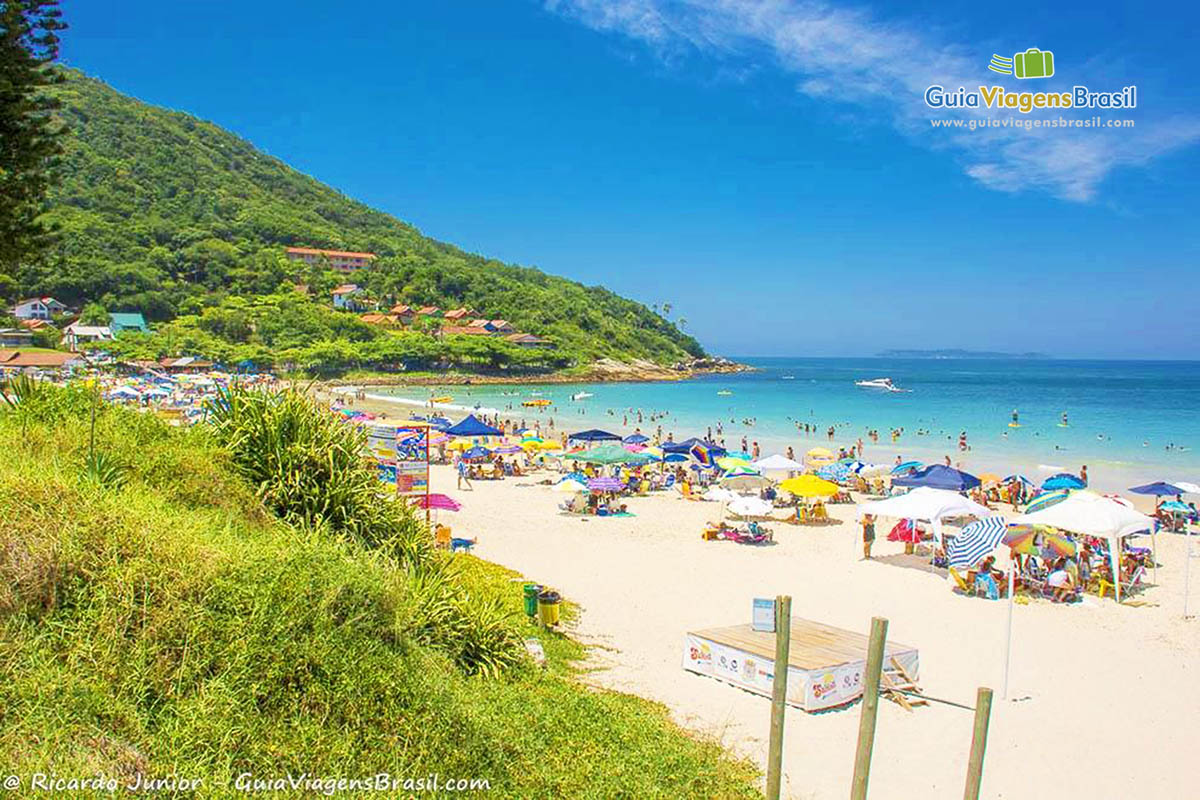 Imagem de pessoas curtindo a Praia Quatro Ilhas.