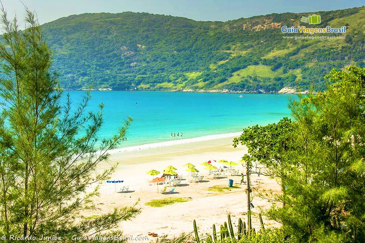 Imagem da Prainha, o azul das praias de Arraial do Cabo é realmente indiscritível.